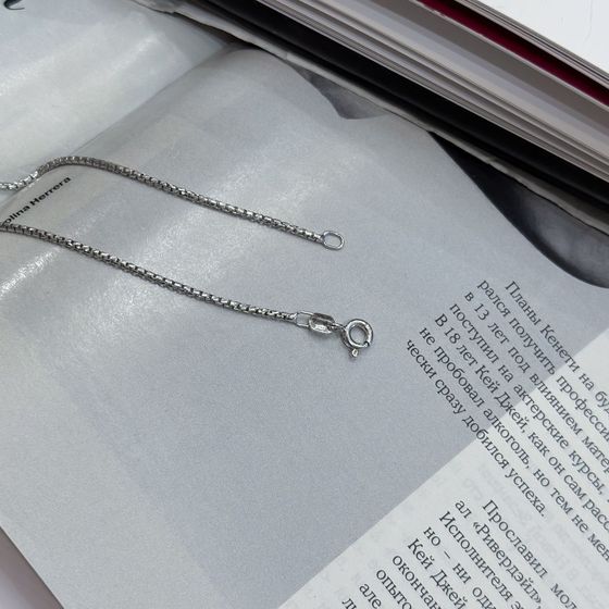 Silver chain without stones