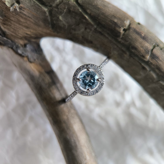 Серебряное кольцо с топазом 1.38ct, фианитами