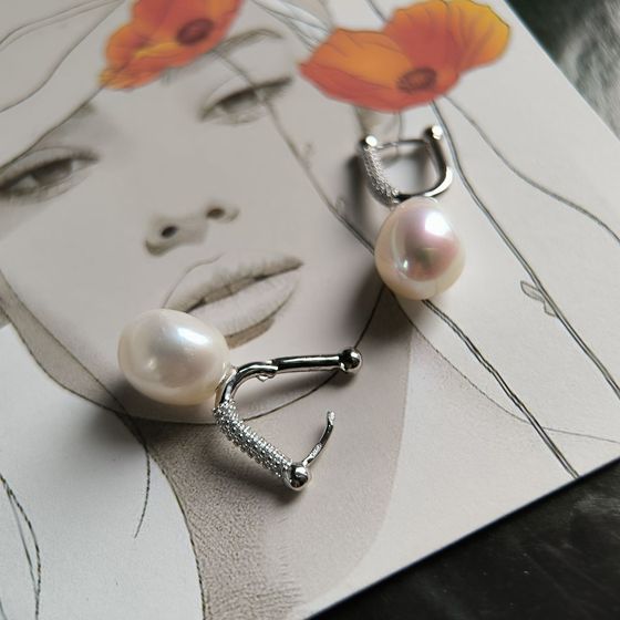 Серебряные серьги с жемчугом барочным, фианитами