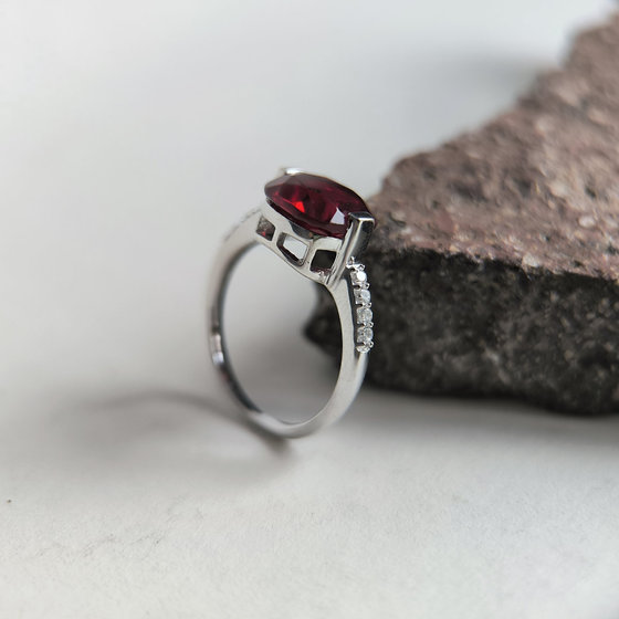 Срібне кільце з гранатом nano, фіанітами