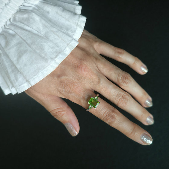 Серебряное кольцо с хризолітом 2.069ct