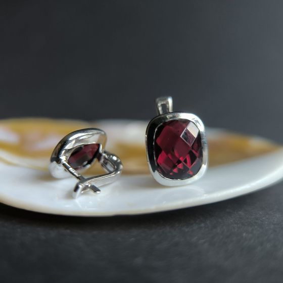 Silver earrings with garnet nano