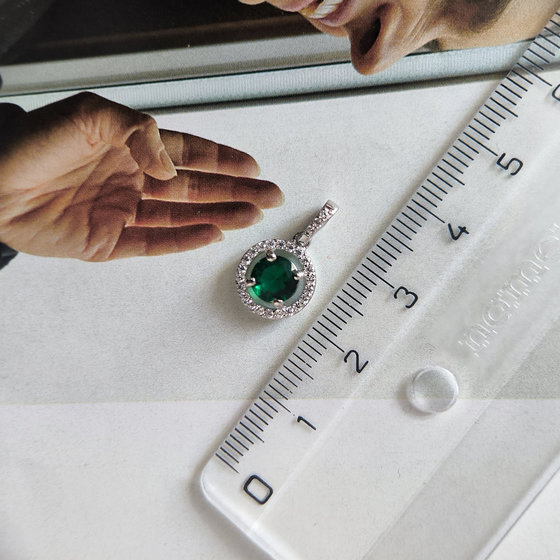 Silver pendant with 0.9ct nano emerald