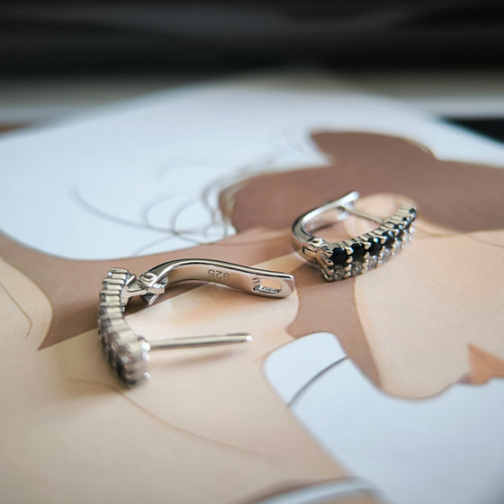 Silver earrings with 1.434ct sapphire and cubic zirconia