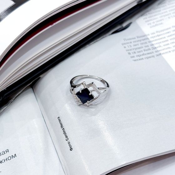 Срібна каблучка з сапфіром 2.13ct, фіанітами