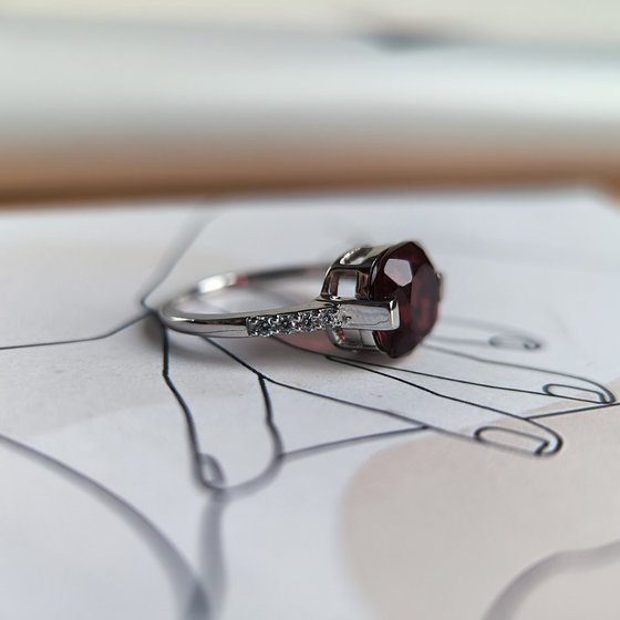 Срібне кільце з гранатом nano, фіанітами