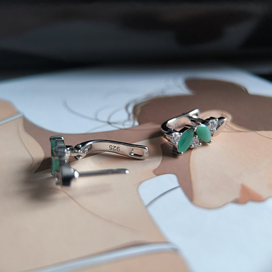 Срібні сережки зі смарагдом 1,642 карата