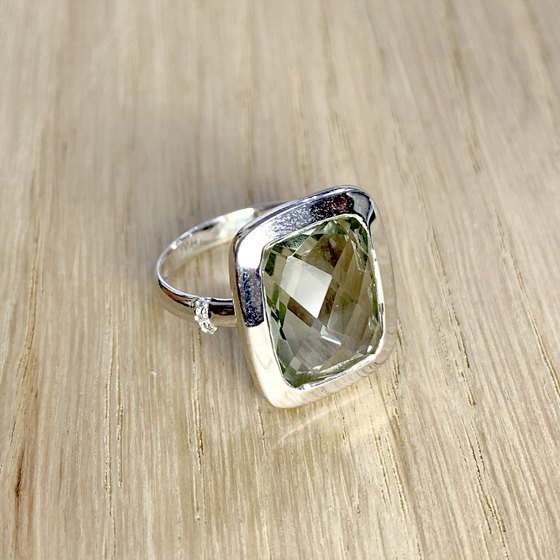 Серебряное кольцо с зеленим аметистом, фианитами