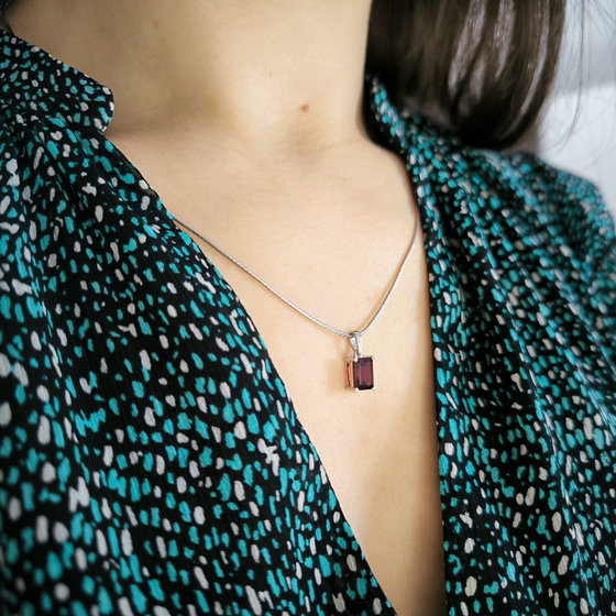 Срібна підвіска з гранатом 1.888ct