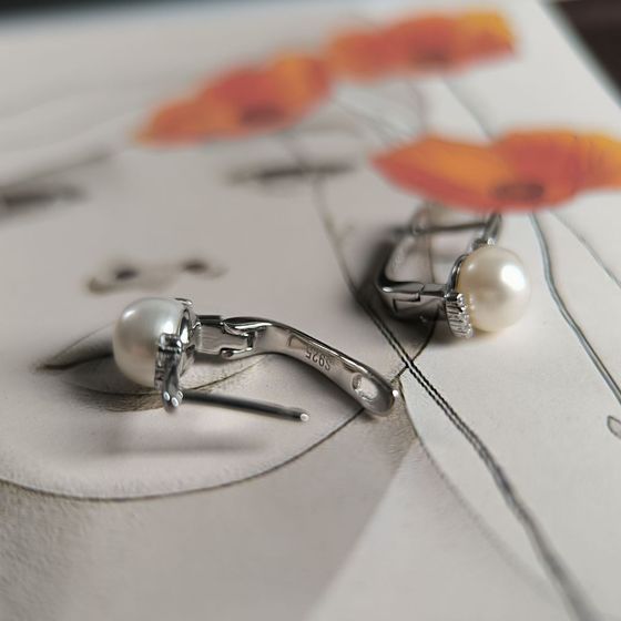 Silver earrings with pearls