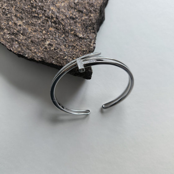 Silver bracelet with cubic zirconia