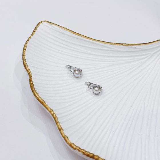 Silver earrings with pearls