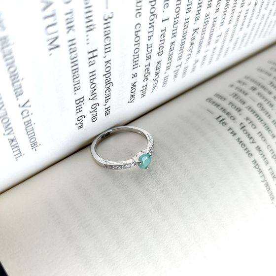 Срібна каблучка зі смарагдом 0,689 карата та фіанітами