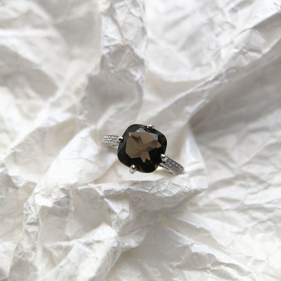 Серебряное кольцо с раухтопазом (дымчатым кварцем) 3.732ct, фианитами