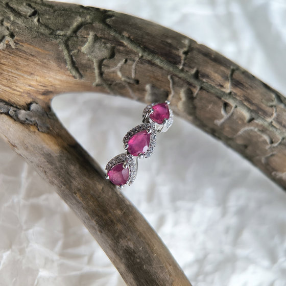 Серебряное кольцо с рубином, фианитами