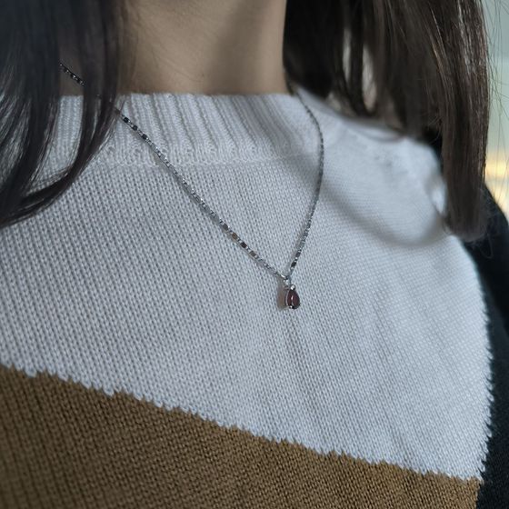 Серебряная подвеска с гранатом