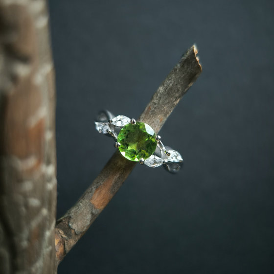 Silver ring with a 1.573-carat chrysolite and cubic zirconia