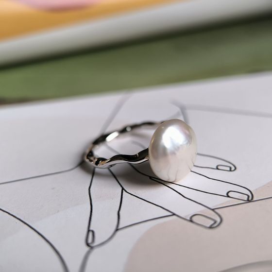 Срібна каблучка з перлами бароковими