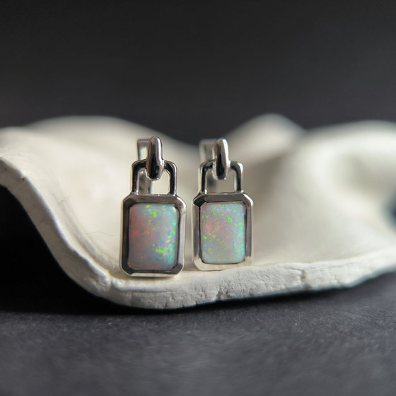 Silver earrings with 1ct opal