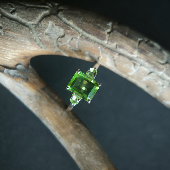 Серебряное кольцо с хризолітом 2.069ct