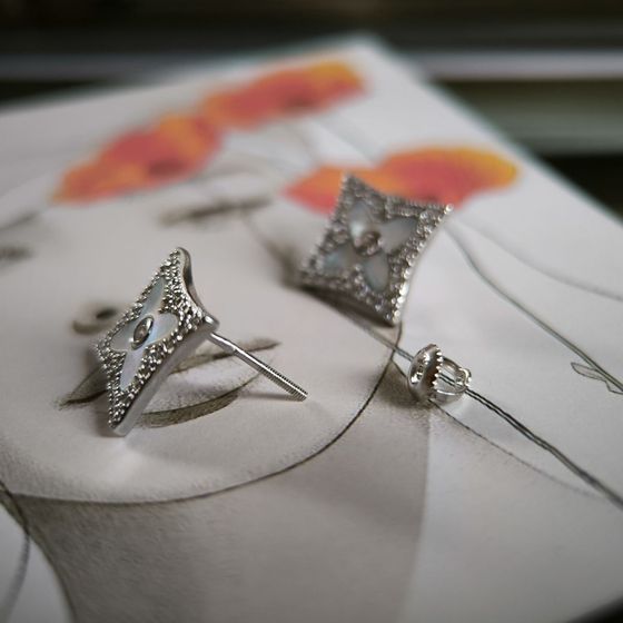 Срібні сережки з фіанітами, перламутром