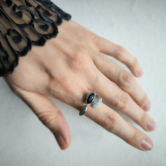 Silver ring with 1.73ct sapphire and cubic zirconia