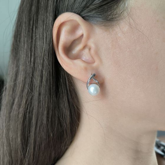 Silver earrings with pearls