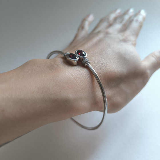 Silver bracelet with garnet 2.862ct, cubic zirconia