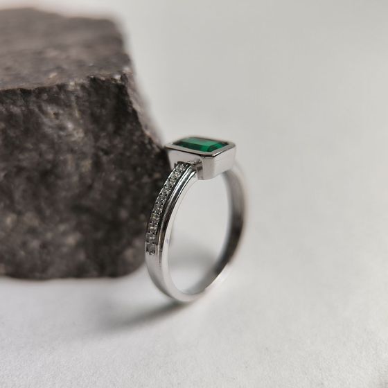 Silver ring with emerald nano