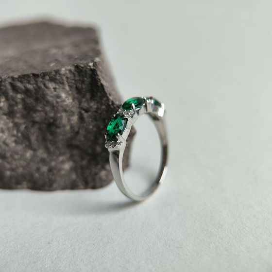 Срібна каблучка зі смарагдом nano 1,136 карата
