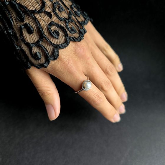 Silver ring with pearls, fianites