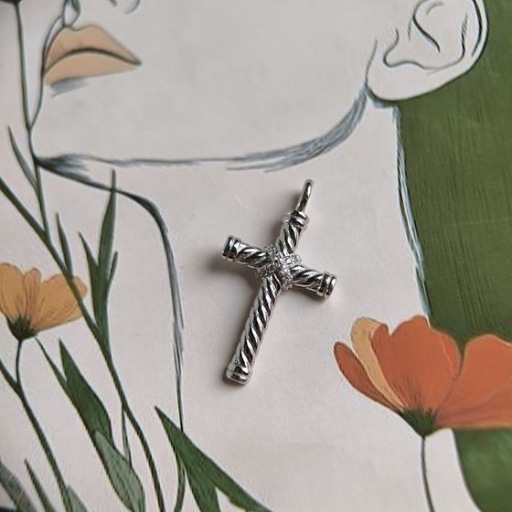 Серебряный крестик без камней