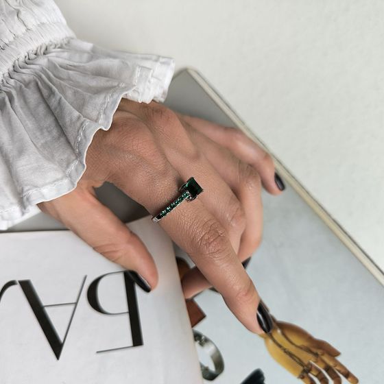 Silver ring with emerald nano