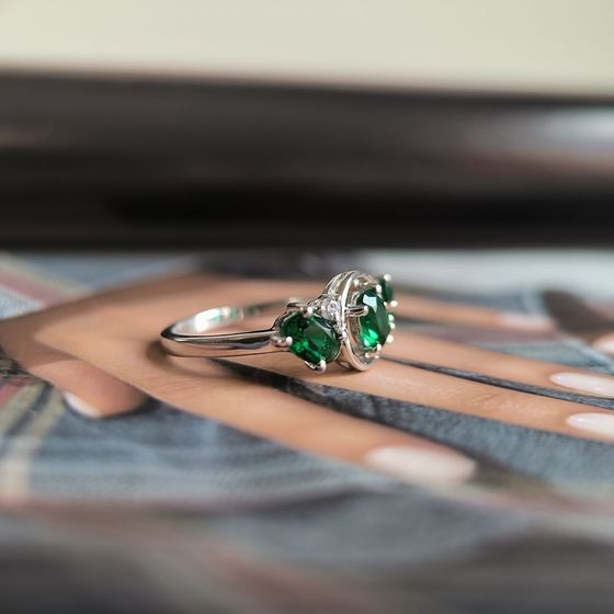 Серебряное кольцо с изумрудом nano