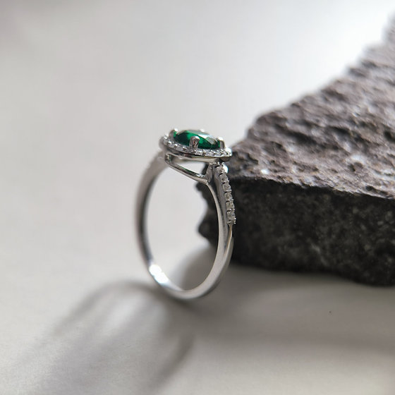 Silver ring with emerald nano 0.999ct