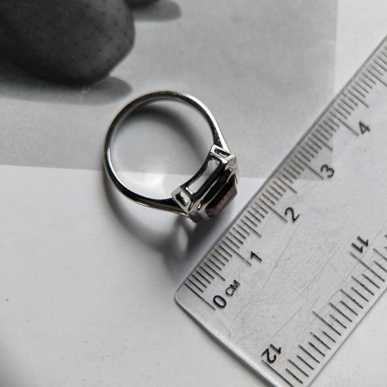 Срібна каблучка з гранатом 2.942ct