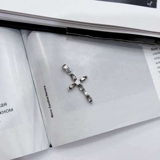 Silver cross with sultanite 1.365ct