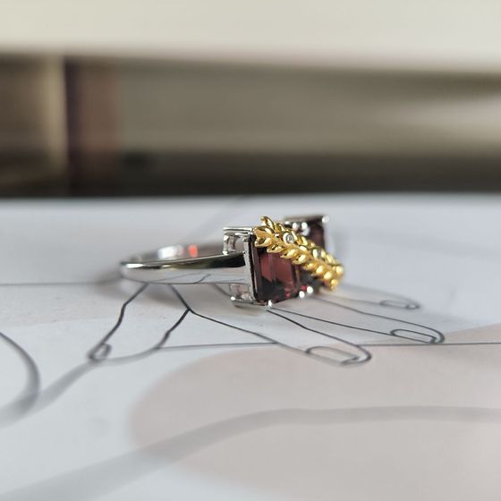Срібна каблучка з гранатом 4.135ct