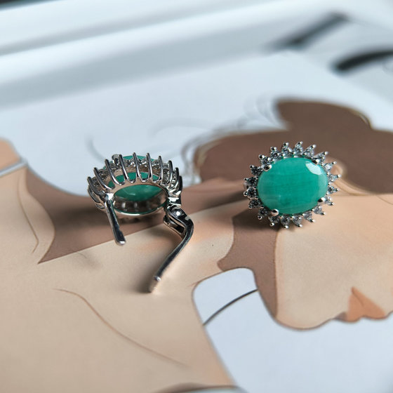 Срібні сережки зі смарагдом 5,635 карата та фіанітами