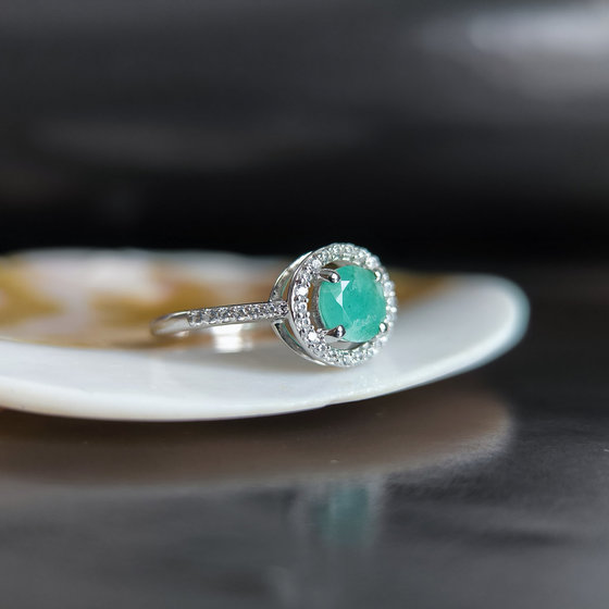 Silver ring with emerald 1.155ct