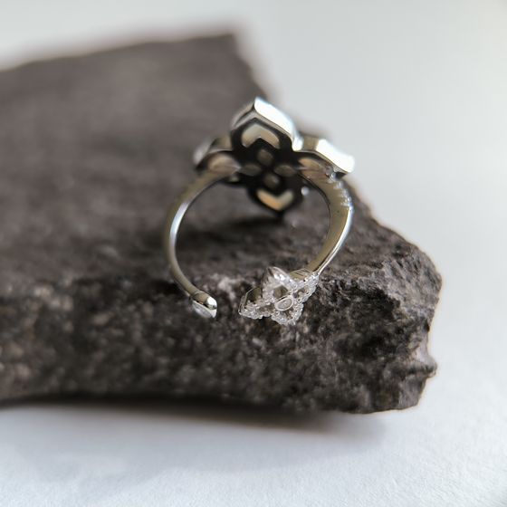 Silver ring with mother-of-pearl, phyanites