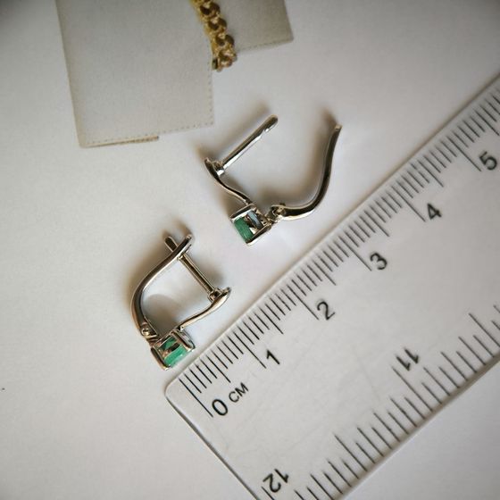 Срібні сережки зі смарагдом 0,8 карата