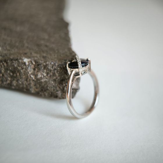 Sterling silver ring with sapphire 2.732ct, phianites