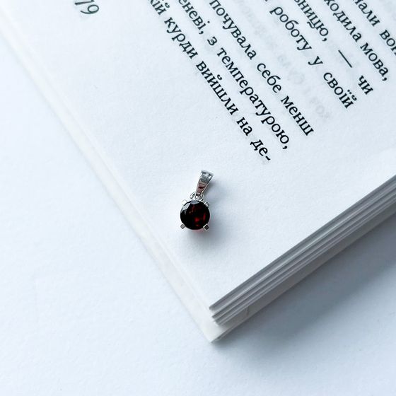 Срібна підвіска з гранатом 0,625 карата