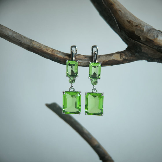 Silver earrings with a 7.54-carat chrysolite