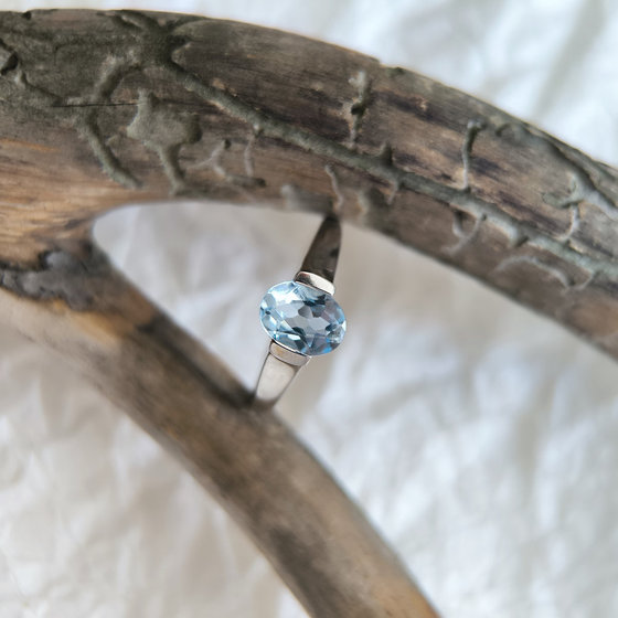 Срібне кільце з топазом 1,442 карата