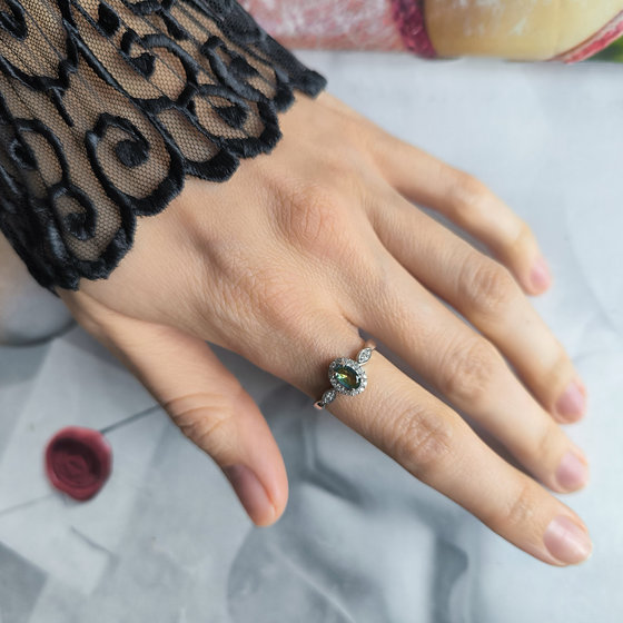 Серебряное кольцо с мистик топазом, фианитами