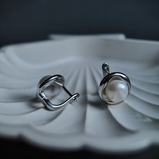 Silver earrings with pearls