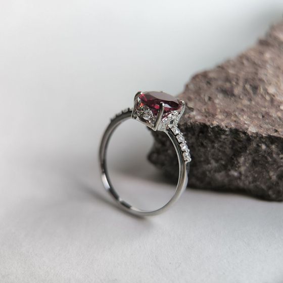 Silver ring with garnet nano, phianites