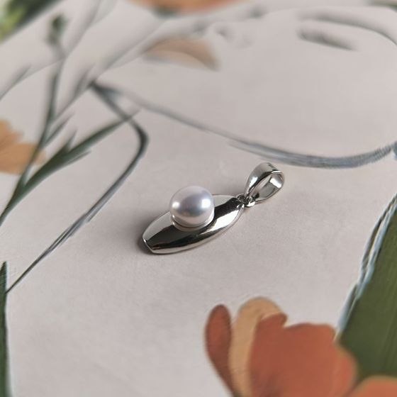 Silver pendant with pearls